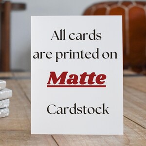 Pu&ograve; includere: Carta bianca con testo nero che recita "All cards are printed on Matte Cardstock". La parola "Matte" &egrave; in rosso.