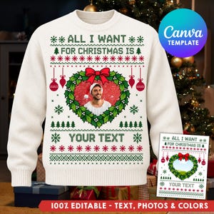 Puede incluir: Un suéter de punto de manga larga color crema con un patrón festivo de acebo verde, adornos rojos y una corona en forma de corazón que enmarca la foto de una persona con gorro de Papá Noel. El texto dice ALL I WANT FOR CHRISTMAS IS.