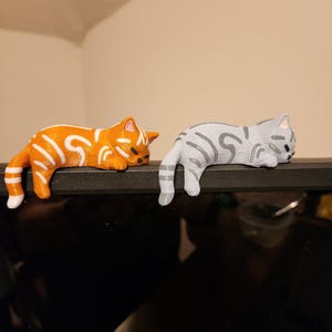 Monitor Buddy de gato durmiendo: una linda decoración de escritorio que se coloca sobre la pantalla, no es para computadoras portátiles.