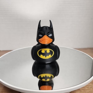 Batman-inspirierte 3D gedruckte Ente | Unikat Dark Knight Sammlerstück | Geeky Schreibtisch Dekor Geschenk