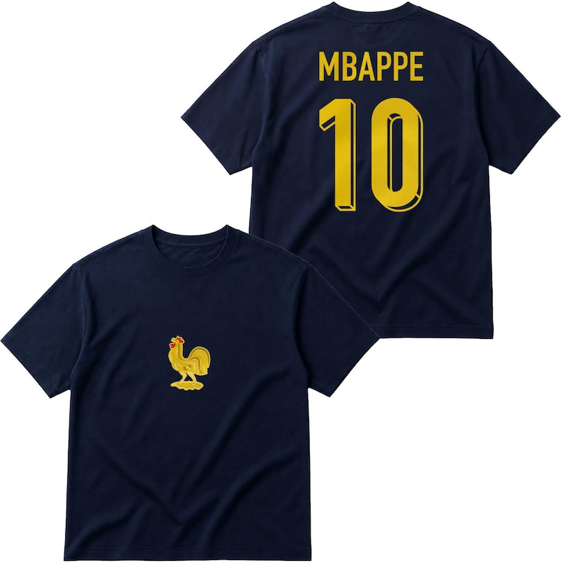 Pu&ograve; includere: Una t-shirt a maniche corte blu navy con una piccola grafica di un gallo dorato sul davanti. Il retro della maglietta mostra il nome MBAPPE in caratteri gialli sopra il grande numero 10 giallo, entrambi in un carattere tipografico grassetto.