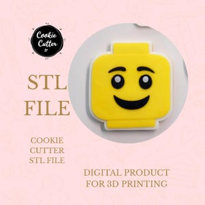 Peut inclure: Un emporte-pièce jaune en forme de tête Lego souriante, avec des yeux noirs et un sourire noir. L'image comprend le texte "STL FILE" et "DIGITAL PRODUCT FOR 3D PRINTING". Il s'agit d'un fichier STL d'emporte-pièce.