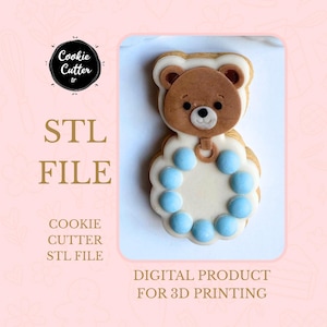 Può includere: Un design di taglia biscotti a forma di orsetto con una faccia marrone e dettagli blu. L'immagine include il testo "STL FILE" e "DIGITAL PRODUCT FOR 3D PRINTING". Il taglia biscotti è progettato per la stampa 3D.