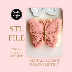 Puede incluir: Una galleta rosa con forma de mariposa con detalles dorados. La imagen incluye el texto "STL FILE" y "COOKIE CUTTER STL FILE". También son visibles las palabras "DIGITAL PRODUCT FOR 3D PRINTING". El fondo es de color rosa claro.