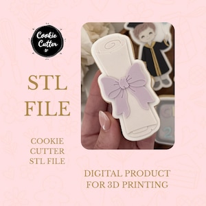 May include: A cookie cutter in the shape of a diploma with a light purple bow. The image also includes a graduation-themed cookie and text that reads "STL FILE" and "DIGITAL PRODUCT FOR 3D PRINTING". The logo says "Cookie Cutter tr".