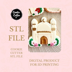 Puede incluir: Una galleta de color crema con forma de mezquita, decorada con purpurina dorada y adornos florales. La imagen incluye el texto "STL FILE" y "DIGITAL PRODUCT FOR 3D PRINTING". La galleta está rodeada de otras galletas y un fondo rosa.