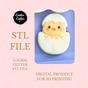 Könnte beinhalten: Ein Keksform-Design mit einem Küken, das aus einem Ei schlüpft. Das Küken ist gelb mit rosigen Wangen und einem gelben Schnabel. Das Ei ist weiß. Der Text auf dem Bild lautet "STL FILE" und "DIGITAL PRODUCT FOR 3D PRINTING".