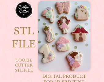 Op de afbeelding: Een verzameling versierde koekjes in verschillende vormen, waaronder een fee, een paddenstoel, een vlinder en een cijfer één. De koekjes zijn in pastelkleuren en zijn gerangschikt op een wit oppervlak. Tekst op de afbeelding luidt "STL FILE" en "DIGITAL PRODUCT FOR 3D PRINTING".