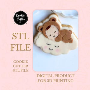 Può includere: Un design di taglia biscotti con un bambino che dorme in un costume da orso su una nuvola. Il biscotto è decorato con glassa marrone, beige e bianca. L'immagine include il testo "STL FILE" e "DIGITAL PRODUCT FOR 3D PRINTING".