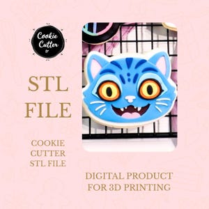 Puede incluir: Una galleta azul con forma de gato con ojos naranjas y una boca sonriente. La galleta está sobre una rejilla metálica negra. El texto de la imagen dice "STL FILE" y "DIGITAL PRODUCT FOR 3D PRINTING". El logotipo dice "Cookie Cutter tr".