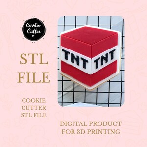 Op de afbeelding: Een rood en wit TNT-blok koekjessnijder ontwerp. De koekjessnijder heeft de vorm van een kubus met de letters "TNT" in zwart op een witte achtergrond. De afbeelding bevat ook de tekst "STL FILE" en "DIGITAAL PRODUCT VOOR 3D PRINTEN".