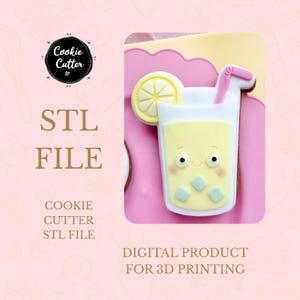 Könnte beinhalten: Ein Ausstecher-Design eines Limonadengetränks mit einer Zitronenscheibe und einem Strohhalm. Der Keks ist gelb mit blauen Eiswürfeln und einem lächelnden Gesicht. Der Text "STL FILE" und "DIGITAL PRODUCT FOR 3D PRINTING" sind ebenfalls sichtbar.