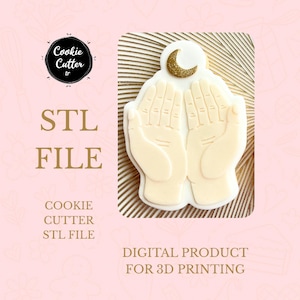 Peut inclure: Un emporte-pièce blanc représentant des mains ouvertes tenant un croissant de lune doré. L'image contient le texte "STL FILE" et "DIGITAL PRODUCT FOR 3D PRINTING". Ce produit est destiné à l'impression 3D.