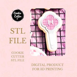 Pode incluir: Um cortador de biscoitos em forma de raquete de tênis rosa e branca com a letra "H" no centro. A imagem inclui o texto "STL FILE" e "DIGITAL PRODUCT FOR 3D PRINTING". O fundo é rosa claro.