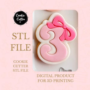 Puede incluir: Cortador de galletas rosa con el número 3 y un lazo, delineado con glaseado blanco. La imagen incluye el texto "STL FILE" y "DIGITAL PRODUCT FOR 3D PRINTING". El cortador de galletas está diseñado para hornear y crear.
