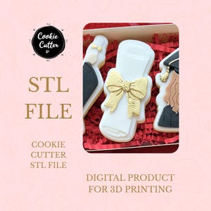 Könnte beinhalten: Eine digitale STL-Datei für den 3D-Druck von Ausstechformen, die ein Diplom mit goldener Schleife, einen Absolventen in schwarzer Robe und einen Absolventen mit welligem Haar zeigt. Der Text lautet Cookie Cutter tr, STL FILE und DIGITAL PRODUCT FOR 3D PRINTING.
