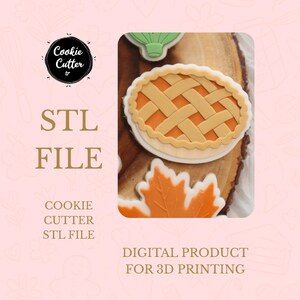 Peut inclure: Un fichier numérique STL pour l'impression 3D d'un emporte-pièce, présentant un motif de tarte avec une croûte en treillis et un motif en forme de feuille. Le texte indique Cookie Cutter tr, STL FILE, COOKIE CUTTER STL FILE, DIGITAL PRODUCT FOR 3D PRINTING.