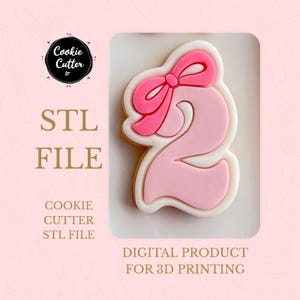 Op de afbeelding: Een roze koekjessnijderontwerp met het cijfer twee en een strik. Het ontwerp is wit omlijnd en heeft een lichtbruine rand. De tekst "STL FILE" en "DIGITAL PRODUCT FOR 3D PRINTING" is inbegrepen.