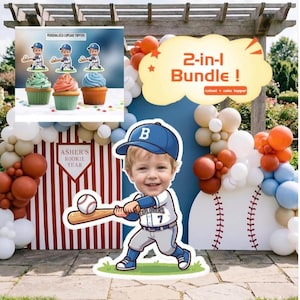 Puede incluir: Un conjunto de decoración para fiestas con temática de béisbol. Incluye un recorte grande de un niño con uniforme de béisbol, un letrero que dice "2-en-1 Bundle!" y adornos para cupcakes. El fondo presenta globos y un telón de fondo con temática de béisbol.