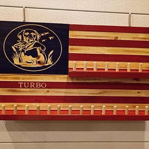 Expositor para reclamo de patos, soporte para reclamo de ganso, regalo personalizado para cazadores, decoración grabada para perros de caza, arte de pared para cabaña, estante de madera con bandera de EE. UU.