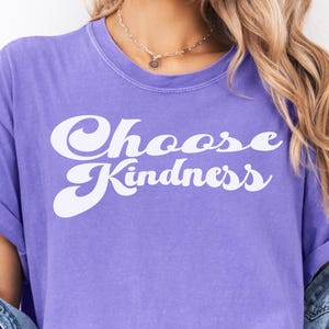 Wählen Sie Kindness Shirt Comfort Colors®, niedlicher Schulanfang-Crewneck, be Kind Shirt, Lehrer-Shirts, Geschenk für Lehrer, Gänseblümchen-T-Shirt