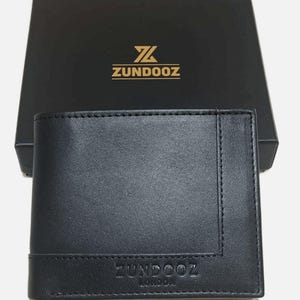 ZUNDOOZ Ipswich Portefeuille pour homme en cuir à trois volets avec étui pour forfait et poche pour monnaie, Noir