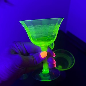 Vintage Tiffin Uranium Yellow Vaseline Set of 4 Champagne Cordial Coupe Cocktail Glasses // Yellow Green Vaseline Glass // Glow Glass