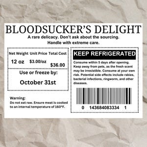 Może przedstawiać: Biała etykieta z napisem "BLOODSUCKER'S DELIGHT" i ostrzeżeniami dotyczącymi spożycia. Etykieta zawiera wagę netto 340g, datę przydatności do spożycia 31 października oraz kod kreskowy.