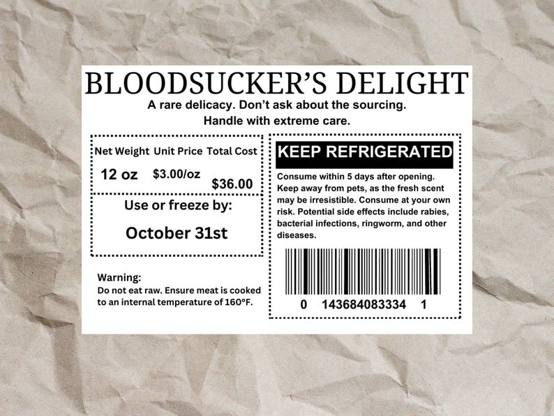 Może przedstawiać: Biała etykieta z napisem "BLOODSUCKER'S DELIGHT" i ostrzeżeniami dotyczącymi spożycia. Etykieta zawiera wagę netto 340g, datę przydatności do spożycia 31 października oraz kod kreskowy.