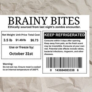 Może przedstawiać: Biała etykieta z napisem "BRAINY BITES" i hasłem "Etycznie pozyskane ze spotkania z zombie z zeszłej nocy". Etykieta zawiera wagę netto, cenę jednostkową i datę "Użyć lub zamrozić do" 31 października. Posiada r&oacute;wnież kod kreskowy i tekst ostrzegawczy.