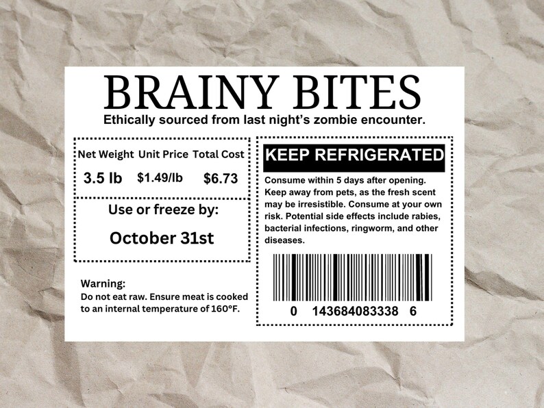 Może przedstawiać: Biała etykieta z napisem "BRAINY BITES" i hasłem "Etycznie pozyskane ze spotkania z zombie z zeszłej nocy". Etykieta zawiera wagę netto, cenę jednostkową i datę "Użyć lub zamrozić do" 31 października. Posiada r&oacute;wnież kod kreskowy i tekst ostrzegawczy.