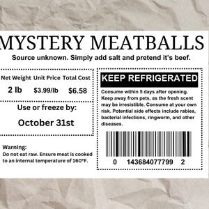 Może przedstawiać: Etykieta dla "MYSTERY MEATBALLS" z tekstem "Źr&oacute;dło nieznane. Po prostu dodaj s&oacute;l i udawaj, że to wołowina." Etykieta podaje wagę netto 0,9 kg, a data przydatności do spożycia to 31 października.