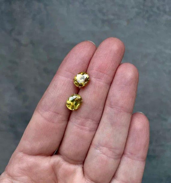 ファセット加工されたマダガスカル産イエロースフェーンを使用した18K 
