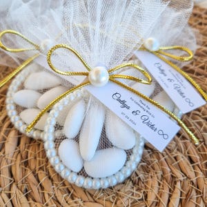 Bomboniere personalizzate con mandorle per gli ospiti, una tradizione italiana per le nozze: bomboniera con cinque confetti, regalo di mandorle per matrimonio