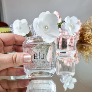 Botella de perfume de boda personalizada, detalle de flor, vacía