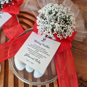 Bomboniere personalizzate con mandorle per gli ospiti, una tradizione italiana per le nozze Bomboniere con cinque confetti alle mandorle, regalo di caramelle alle mandorle per le nozze