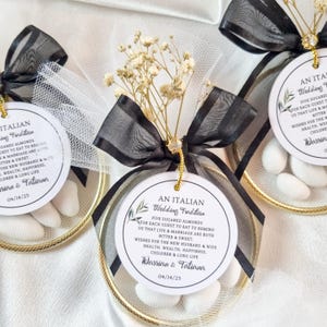 Bomboniere personalizzate con mandorle per gli ospiti, una tradizione italiana per le nozze Bomboniere con cinque confetti alle mandorle, regalo di caramelle alle mandorle per le nozze