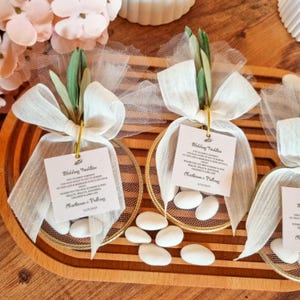 Bomboniere personalizzate con mandorle per gli ospiti, una tradizione italiana per le nozze Bomboniere con cinque confetti alle mandorle, regalo di caramelle alle mandorle per le nozze