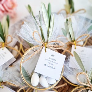 Bomboniere personalizzate con mandorle per gli ospiti, una tradizione italiana per le nozze Bomboniere con cinque confetti alle mandorle, regalo di caramelle alle mandorle per le nozze