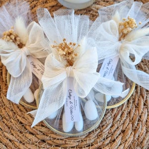 Bomboniere personalizzate con mandorle per gli ospiti, una tradizione italiana per le nozze Bomboniere con cinque confetti alle mandorle, regalo di caramelle alle mandorle per le nozze