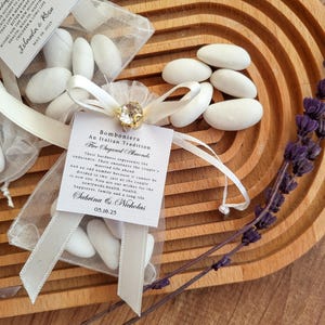 Bomboniere personalizzate con mandorle per gli ospiti, una tradizione italiana per le nozze: bomboniera con cinque confetti, regalo di mandorle per matrimonio