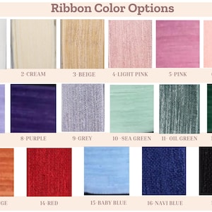 Pu&ograve; includere: Una griglia di diciassette opzioni di colore per nastri etichettate con numeri e nomi: 1-White, 2-Cream, 3-Beige, 4-Light Pink, 5-Pink, 6-Salmon, 7-Lilac, 8-Purple, 9-Grey, 10-Sea Green, 11-Oil Green, 12-Emerald, 13-Orange, 14-Red, 15-Baby Blue, 16-Navi Blue, 17-Black.