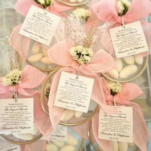 Bomboniere personalizzate con mandorle per gli ospiti, una tradizione italiana per le nozze Bomboniere con cinque confetti alle mandorle, regalo di caramelle alle mandorle per le nozze
