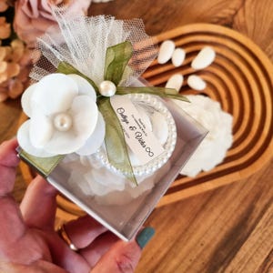Bomboniere personalizzate con mandorle per gli ospiti, una tradizione italiana per le nozze Bomboniere con cinque confetti alle mandorle, regalo di caramelle alle mandorle per le nozze