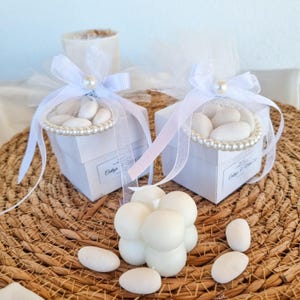 Bomboniere personalizzate con mandorle per gli ospiti, una tradizione italiana per le nozze Bomboniere con cinque confetti alle mandorle, regalo di caramelle alle mandorle per le nozze