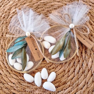 Bomboniere personalizzate con mandorle per gli ospiti, una tradizione italiana per le nozze Bomboniere con cinque confetti alle mandorle, regalo di caramelle alle mandorle per le nozze