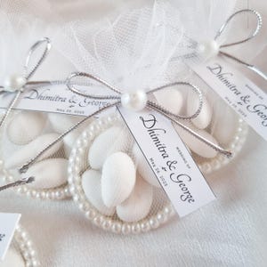 Bomboniere personalizzate con mandorle per gli ospiti, una tradizione italiana per le nozze Bomboniere con cinque confetti alle mandorle, regalo di caramelle alle mandorle per le nozze