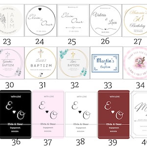 Pu&ograve; includere: Una collezione di etichette quadrate e rettangolari con vari design personalizzati per matrimoni, compleanni e battesimi. Le etichette includono grafiche floreali, croci e animali, insieme a nomi, date e titoli di eventi in diversi caratteri.