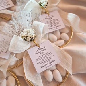 Bomboniere personalizzate con mandorle per gli ospiti, una tradizione italiana per le nozze Bomboniere con cinque confetti alle mandorle, regalo di caramelle alle mandorle per le nozze