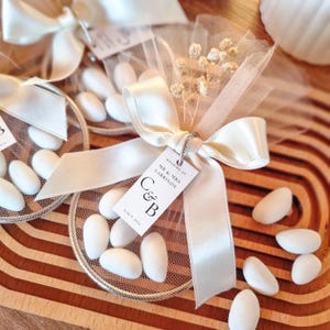 Bomboniere personalizzate con mandorle per gli ospiti, una tradizione italiana per le nozze Bomboniere con cinque confetti alle mandorle, regalo di caramelle alle mandorle per le nozze